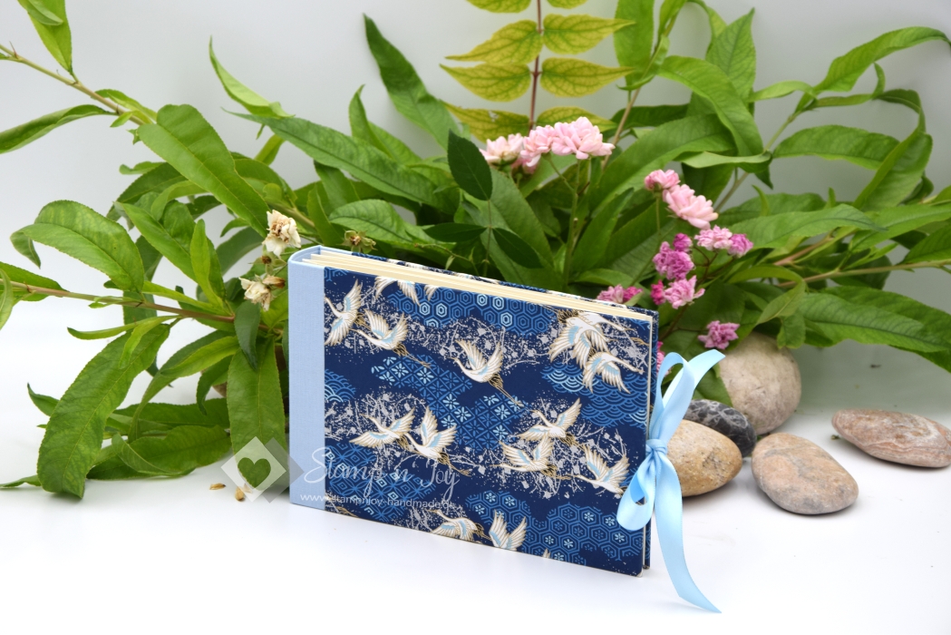 Preview: Leporello Album ca. 19,0x12,5x3,0 cm mit Verschlussschleife | Einband Japanpapier Chiyogami Kraniche | blau hellblau | Art. Nr. 97210501